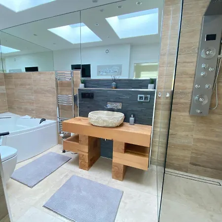 Moderne-penthousewohnung-mitten-im-zentrum-grosse-dachterasse شقة *