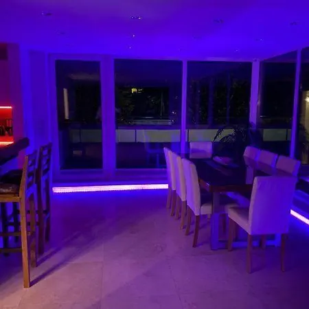 شقة Moderne-penthousewohnung-mitten-im-zentrum-grosse-dachterasse *