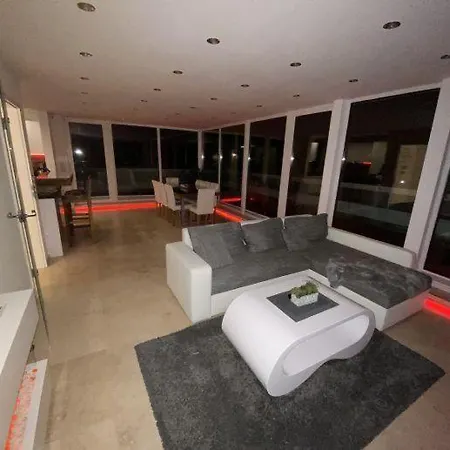 Moderne-penthousewohnung-mitten-im-zentrum-grosse-dachterasse شقة